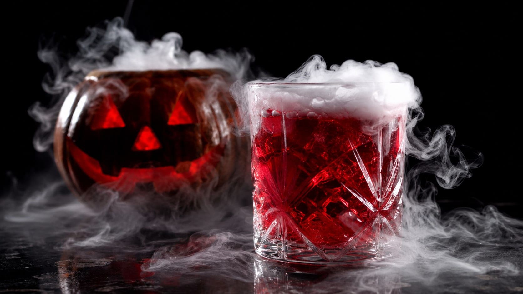 Drink vermelho com névoa de gelo seco ao lado de uma abóbora de Halloween